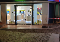 Полицията в Сливен задържа мъж, счупил стъклото на банков офис (ВИДЕО)