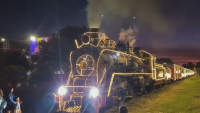 Многоцветен коледен влак радва жителите на Богота