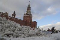 Обилен снеговалеж в Москва предизвика проблеми с транспорта