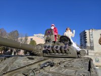 Дядо Коледа пристигна с танк в Сливен (СНИМКИ)