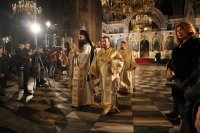 снимка 3 Празничното богослужение за Бъдни вечер събра десетки миряни в храм "Св. Александър Невски" (Снимки)