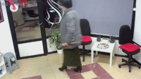 Мъж с пола и токчета разби фризьорски салон във Варна