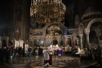 Празничното богослужение за Бъдни вечер събра десетки миряни в храм "Св. Александър Невски" (Снимки)