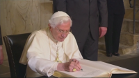 Католическият свят отправя молитви за здравето на бившия папа Бенедикт XVI