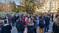 снимка 2 Протест срещу промените в собствеността на Пловдивския панаир се провежда пред общината в града