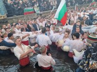 Традицията повелява: Мъжко хоро във водите на Тунджа на Богоявление (Снимки)