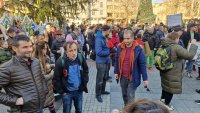 снимка 4 Протест срещу промените в собствеността на Пловдивския панаир се провежда пред общината в града