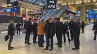 Мъж намушка с нож няколко души на гара в Париж