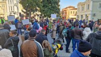 Протест срещу промените в собствеността на Пловдивския панаир се провежда пред общината в града