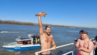 28-годишният Валентин Цветков спаси кръста от река Дунав в Русе