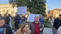 снимка 1 Протест срещу промените в собствеността на Пловдивския панаир се провежда пред общината в града