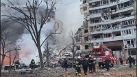 Расте броят на жертвите в Днепър, където руски снаряд удари жилищен блок