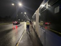 снимка 2 Среднощен екшън в Бургаско: Шофьор на джип блъсна пет коли и автобус след гонка с полицията (Снимки)