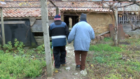 Очаквайте "В кадър": "Където дишат страх" - филм за изоставените българи, които опасват къщите си с вериги