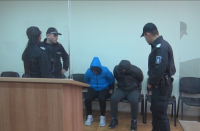 Двамата крадци на пари и бижута от Бургас застанаха пред съда