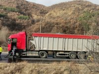 Катастрофа между лек автомобил и камион между Благоевград и Симитли, жена е пострадала