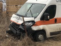 Млад мъж е в кома след катастрофа между кола и линейка на Околовръстното шосе в София (СНИМКИ)