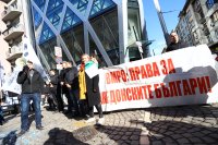 Протест в подкрепа на пребития Христиан Пендиков пред сградата на ЕК в София