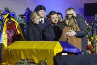 Зеленски присъства на поклонението на жертвите след хеликоптерната катастрофа край Киев