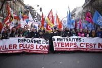 Втора вълна протести във Франция срещу пенсионната реформа на Макрон (СНИМКИ)