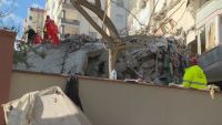 От нашите пратеници в Турция: Спасителни екипи търсят оцелели под руините в Адана