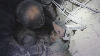 Спасителни екипи спасиха деца в Сирия. Жертвите на труса са над 2500