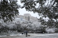 Зима в Гърция: Затвориха училищата в столицата Атина