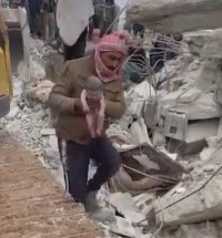 Бебе се роди под развалините в Сирия (ВИДЕО)