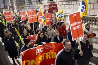Над половин милион учители, машинисти и държавни служители стачкуват във Великобритания