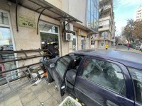 Шофьор без книжка се вряза в магазин в центъра на Бургас