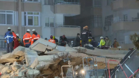 От нашия пратеник: Спасителите в Адана се опитват да извадят от руините майка с деца
