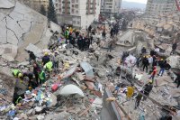 НАТО разполага временни убежища в пострадалата от земетресението Турция