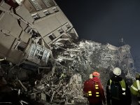 снимка 4 Български спасители откриха петима оцелели под руините в Турция (Снимки и видео)