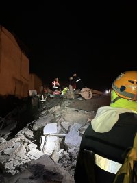 снимка 1 Български спасители откриха петима оцелели под руините в Турция (Снимки и видео)