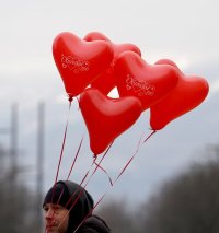 снимка 7 Любовта "превзе" улиците на София за Свети Валентин (Снимки)