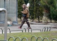 снимка 4 Джон Малкович се разходи сам из софийските улици (СНИМКИ)