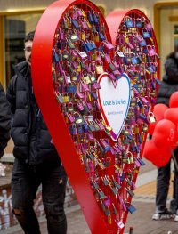 снимка 6 Любовта "превзе" улиците на София за Свети Валентин (Снимки)