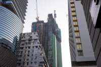 Новостроящ се небостъргач горя в Хонконг