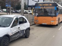 Катастрофа между автобус на градския транспорт и кола в София