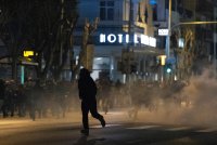 След жп катастрофата: Протестите в Атина и Лариса прераснаха в сблъсъци