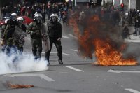 Ожесточени сблъсъци между протестиращи и полиция в Атина след влаковата катастрофа
