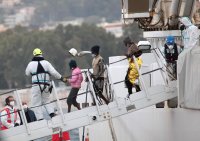 Спасиха 1300 мигранти в Средиземно море (СНИМКИ)