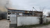 Гори покрив на производствено хале за обработка на облекла в Пловдив