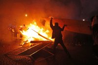 Поредна вечер на сблъсъци между протестиращи и полиция в Париж
