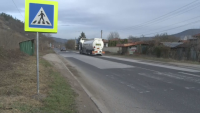 Експерти по пътна безопасност подариха пътни знаци за опасната пешеходна пътека в Скравена