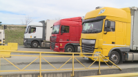 Как мигрантите се скриват тайно в товарните помещения на камионите