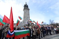 С жива верига протестиращи се обявиха срещу преместването на Паметника на Съветската армия