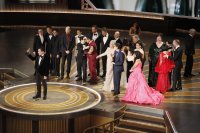 Противоречиви коментари след триумфа на филма “Всичко навсякъде наведнъж” на Оскарите