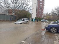 Автомобил пропадна в дупка на пътното платно в Пловдив