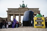 Зрелищна акция в Берлин: "Грийнпийс" призова за край на двигателите с вътрешно горене